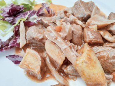 Patates ve sebzeli kızarmış et.