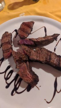 Baharatlı ve sebzeli ızgara biftek.