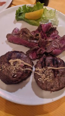 Baharatlı ve sebzeli ızgara biftek.