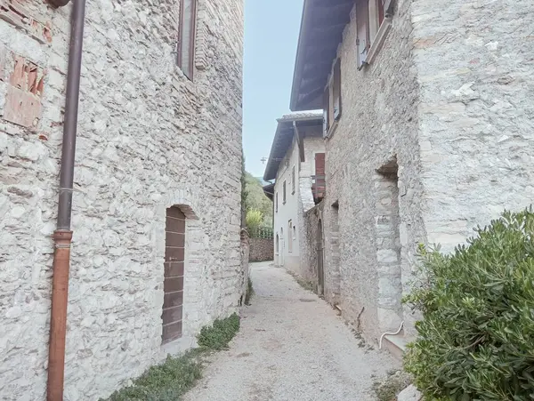 İtalyan köyünde dar bir yol.