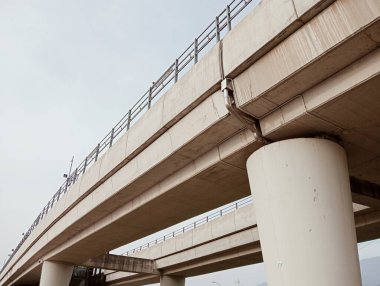 Şehirdeki nehir üzerindeki köprü.