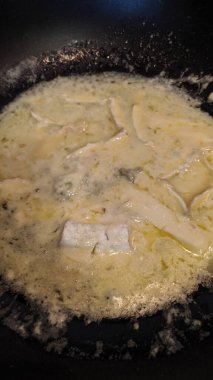 Mutfakta kızarmış yumurta pişirmek.