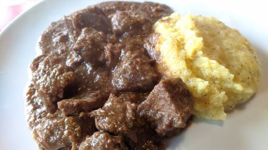 Beyaz bir tabak etli patates kızartması