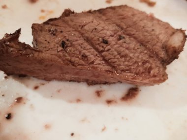 Baharatlı, otlu ve sebzeli bir parça biftek.