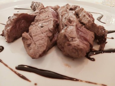 Sebze ve soslu ızgara tavuk.