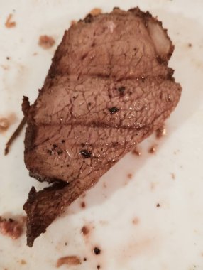 Lezzetli bir bifteğin yakından çekilmiş bir resmi.