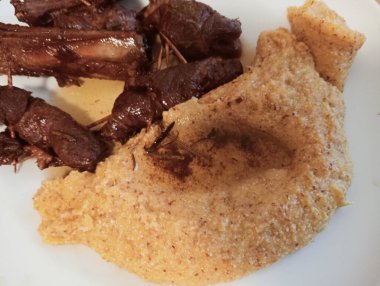 Susamlı kızarmış tavuk kanadı.