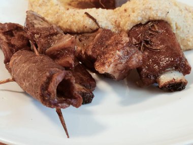 Domuz pirzolası ve baharatlı pilav.