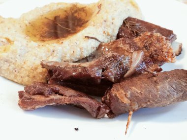 Patatesli kızarmış tavuk.