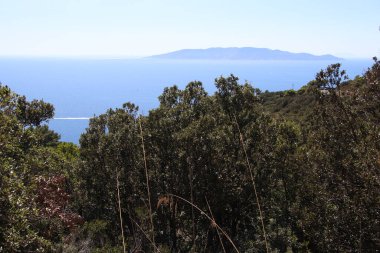 Deniz manzarası ve dağlar