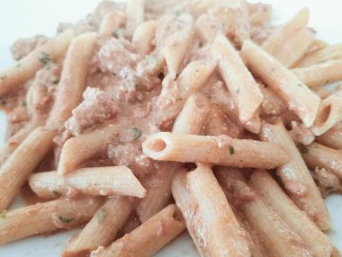 Makarna ve domates soslu İtalyan yemeği.