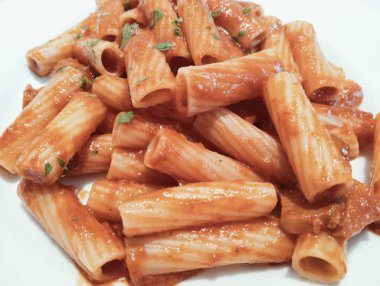 Peynirli makarna ve domates sosu.