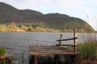 Gündüz vakti doğadaki göl manzarası
