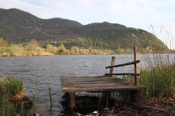 Göl kenarındaki ahşap bank.