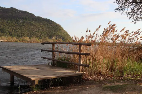 Gün batımında gölün kenarında bank