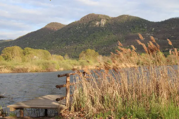 Dağlardaki nehir manzarası