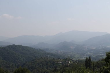 Dağlar ve nehir manzarası, seyahat konsepti.