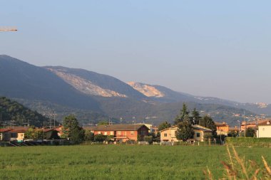 İtalya 'nın ortosa köyündeki dağların manzarası