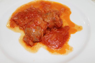 Yakın plan - beyaz tabakta lezzetli tavuk yemeği manzarası