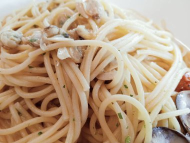 Deniz ürünleri ve soslu spagetti.