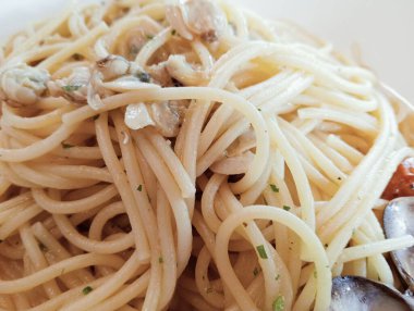 Deniz ürünleri ve domatesli spagetti.