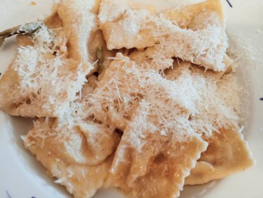 etli ve sebzeli makarna