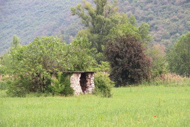 Köydeki eski taş ev.