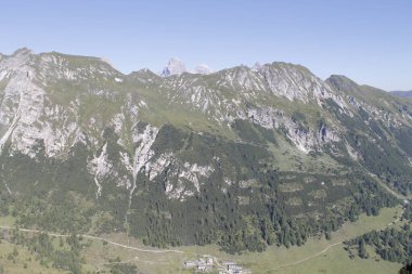 Karla kaplı ağaçlarla kaplı güzel dağ manzarası