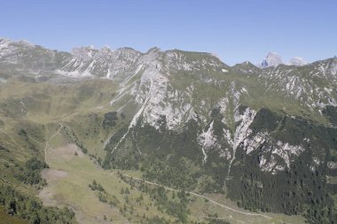 Güney Tyrol, İtalya 'daki dağların ve ormanların havadan görünüşü.