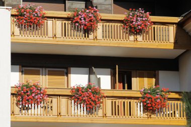 Çiçekli ve balkonlu balkon.
