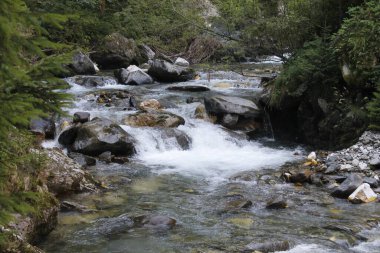 dağlarda güzel şelale