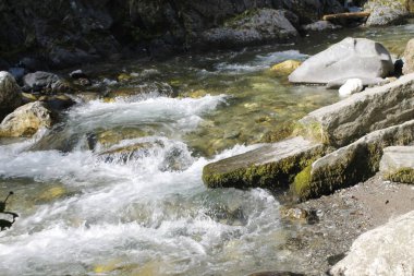 Dağlardaki bir şelalenin yakın çekim görüntüsü.