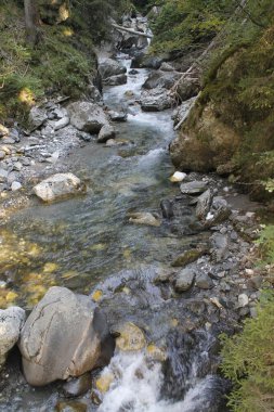 Dağlarda güzel bir şelale