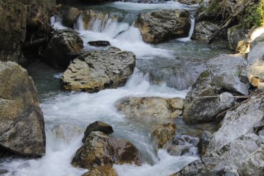 Dağlarda şelale