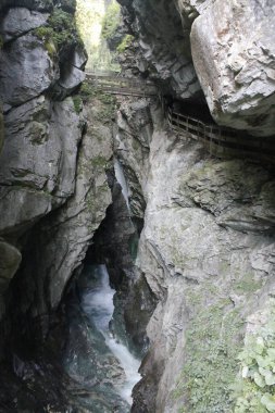 Güzel bir şelalenin dikey görüntüsü.