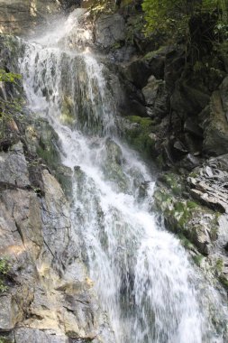 Dağlarda güzel bir şelale