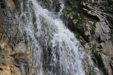 Dağlarda güzel bir şelale. doğa arkaplanı.