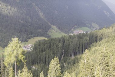 bulutlu bir günde güzel dağ manzarası