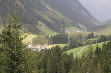 Sisteki dağların güzel manzarası