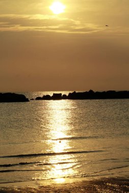 Denizin üzerinde gün batımı