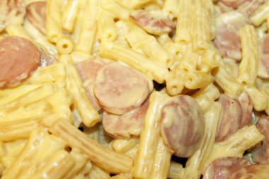 makarna ve sosis masada.