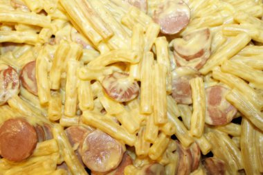 Sosisli, peynirli ve sosisli İtalyan makarnası.