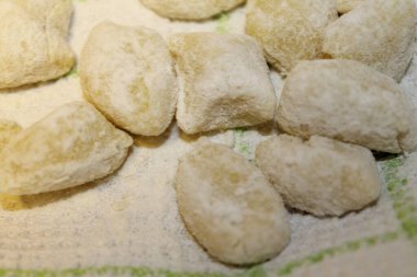 yakın plan - beyaz arkaplan ile bir yığın kurabiye