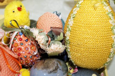 Paskalya yumurtası ve çiçekleri