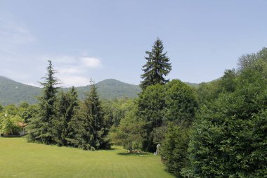 Dağlarda dağları olan güzel bir manzara.
