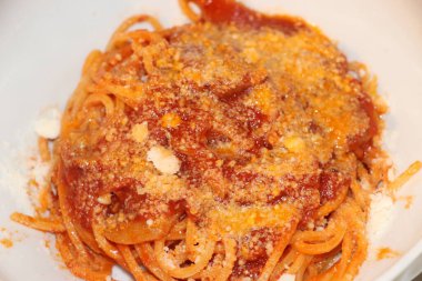 Domates soslu spagetti ve parmesan peyniri.