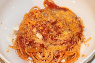 Peynirli ve domates soslu spagetti.