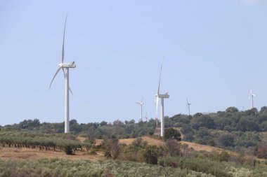 Dağda rüzgar türbinleri