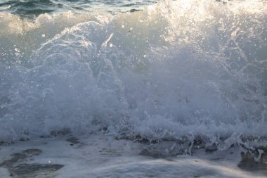 Gün batımında deniz ve dalgalar..