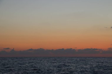 Dalgalı güzel deniz manzarası, gün batımı